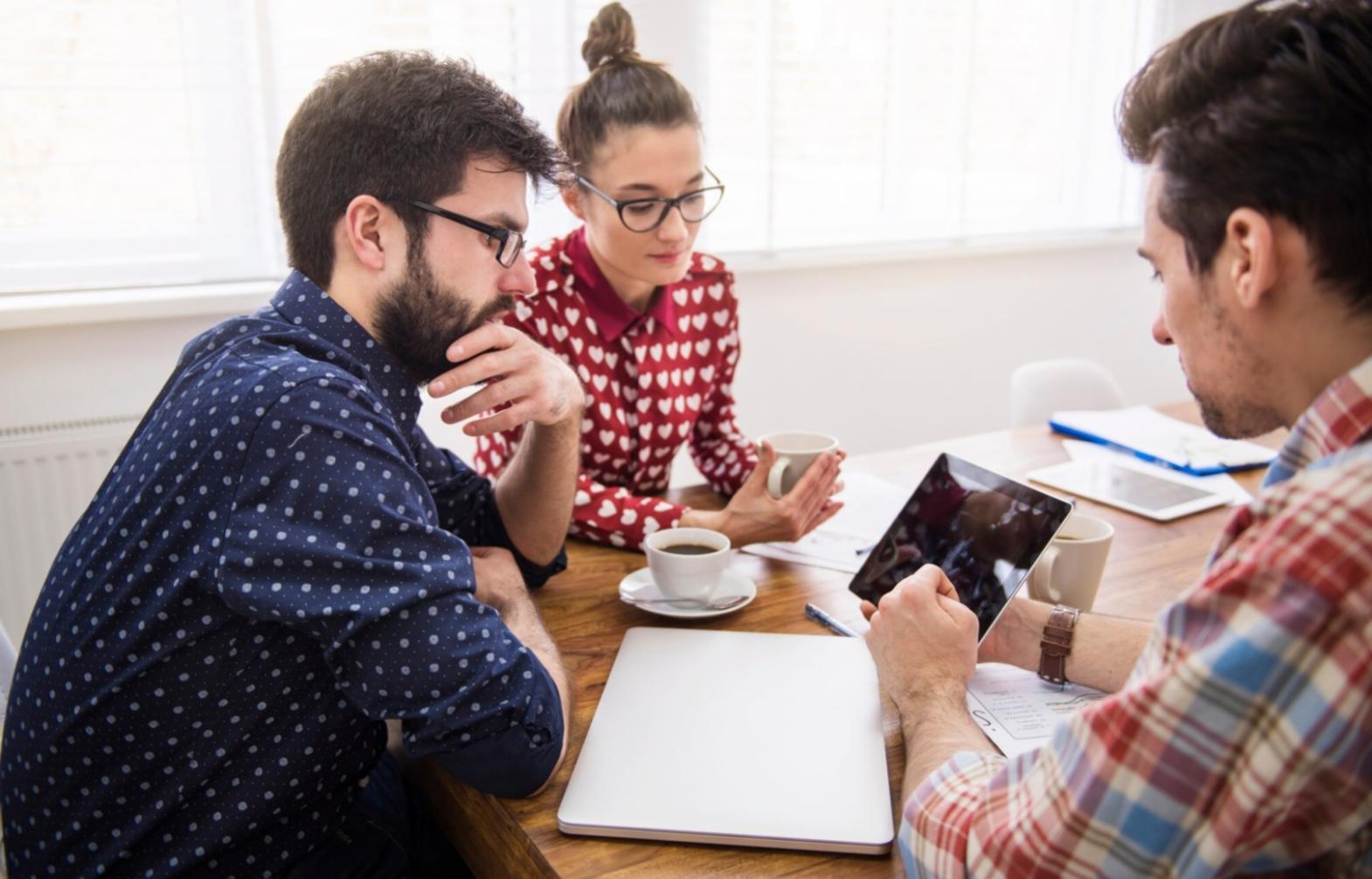 Espace de travail professionnel avec documents financiers