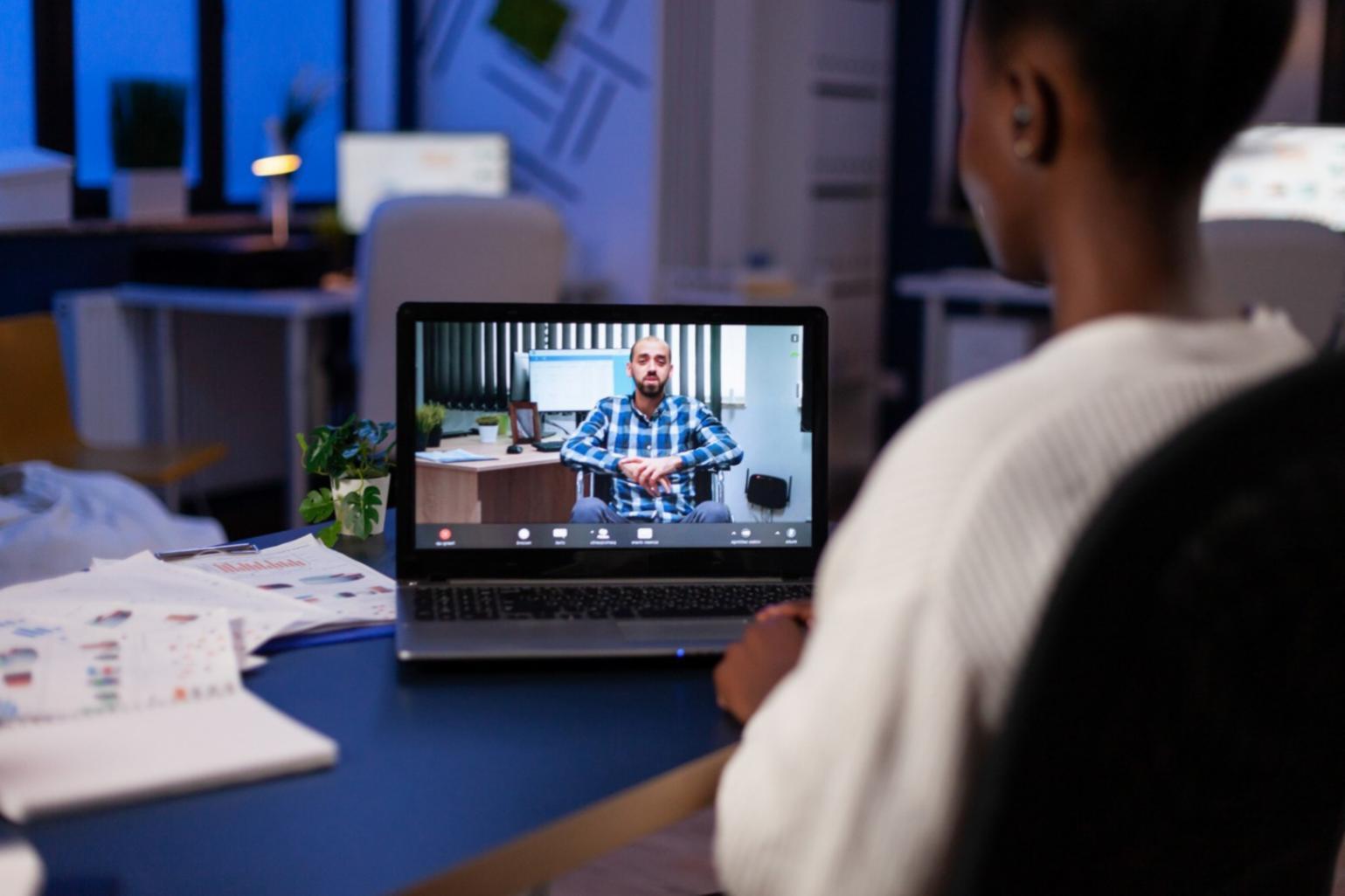 Participant suivant une formation financière