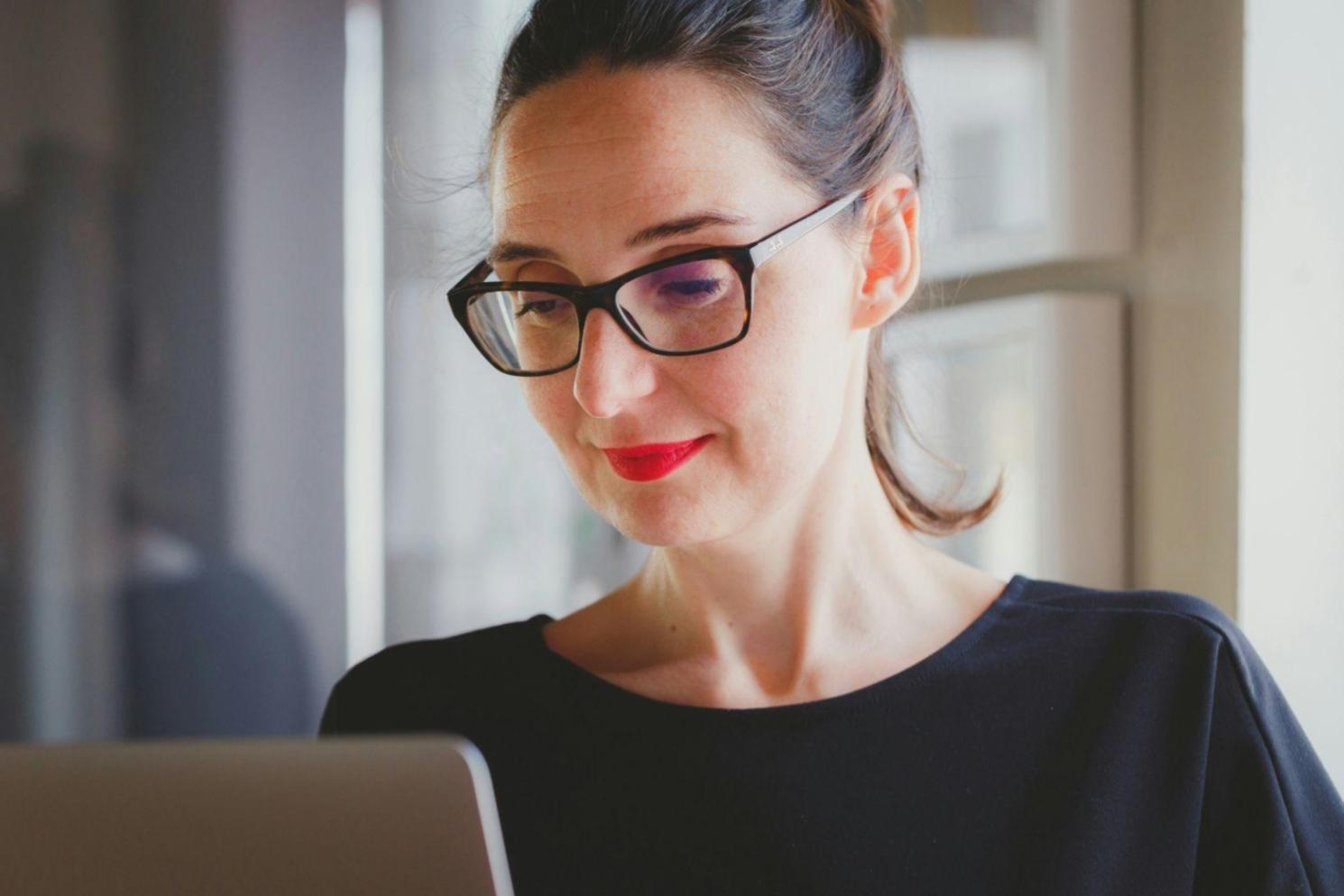 Espace de travail professionnel avec équipe venarionexis analysant des données financières