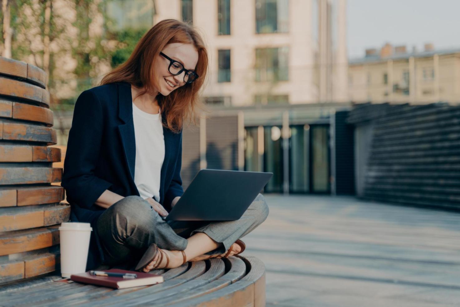 Participante suivant une formation en gestion financière avec des documents et un ordinateur portable